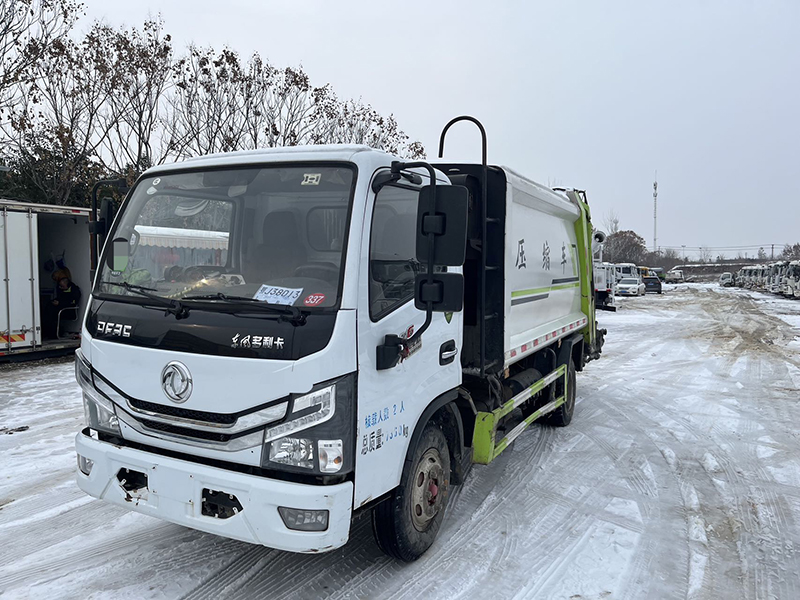 东风多利卡7方压缩垃圾车