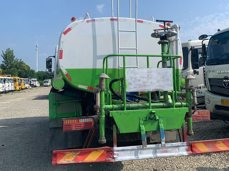 东风D9洒水车