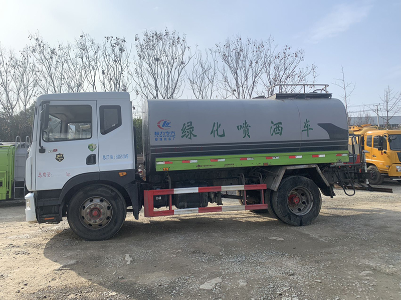 东风D9洒水车