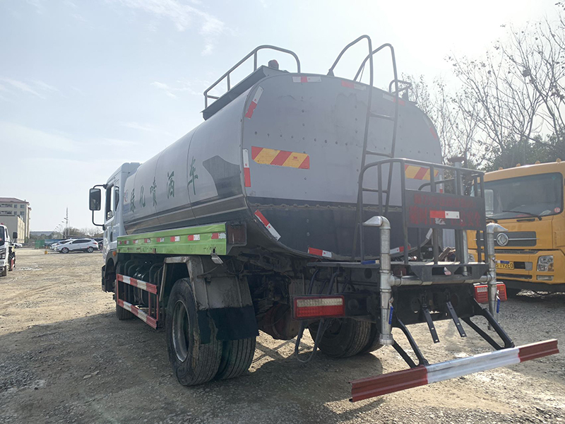 东风D9洒水车