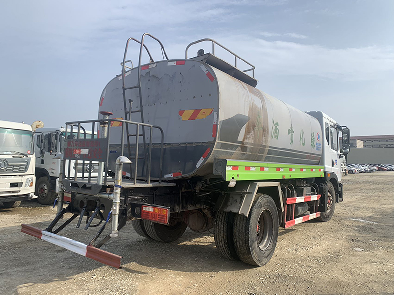 东风D9洒水车